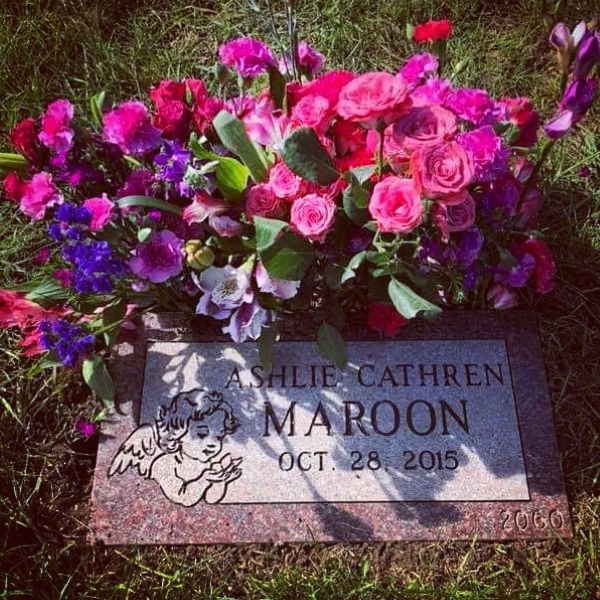 Gravestone of Ashlie Cathren Maroon, dated October 28, 2015.